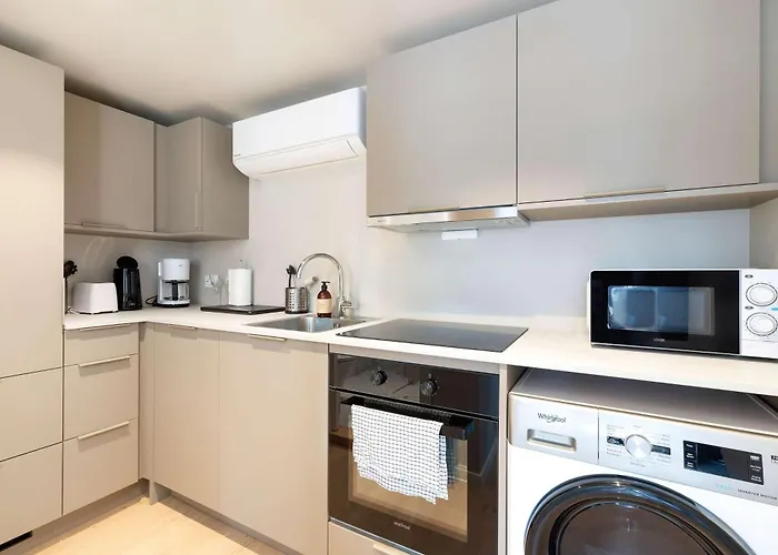 Renovated 2025 - Ac & Terrace - Historic Building Holiday home